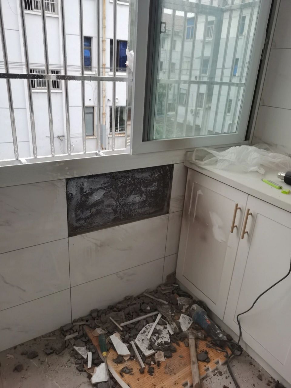 墙砖打孔打坏怎么办呢图片(墙砖打孔打坏怎么办呢图片大全)