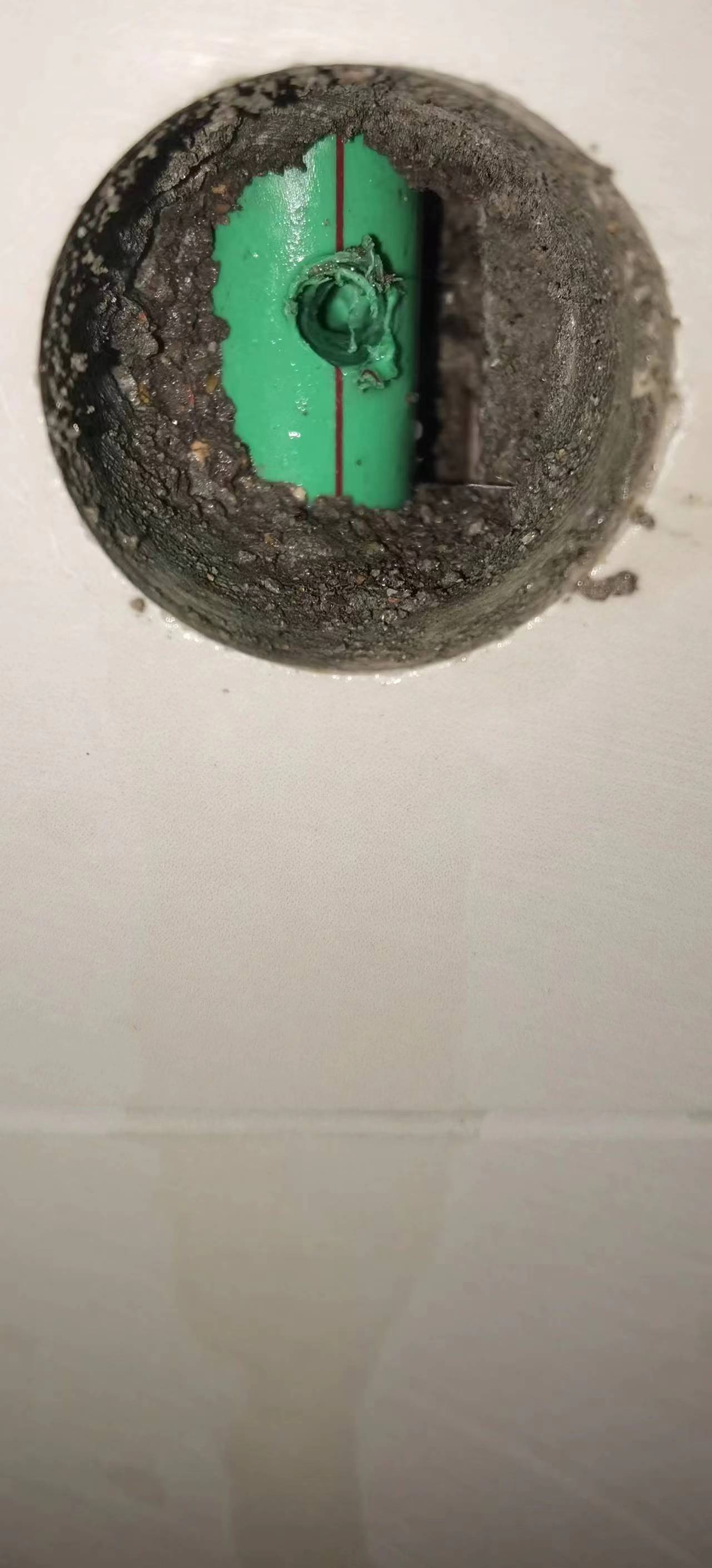 墙砖上打孔固定水管好吗(瓷砖墙上水钻打孔使用教程) 墙砖上打孔固定水管好吗(瓷砖墙上水钻打孔使用教程)